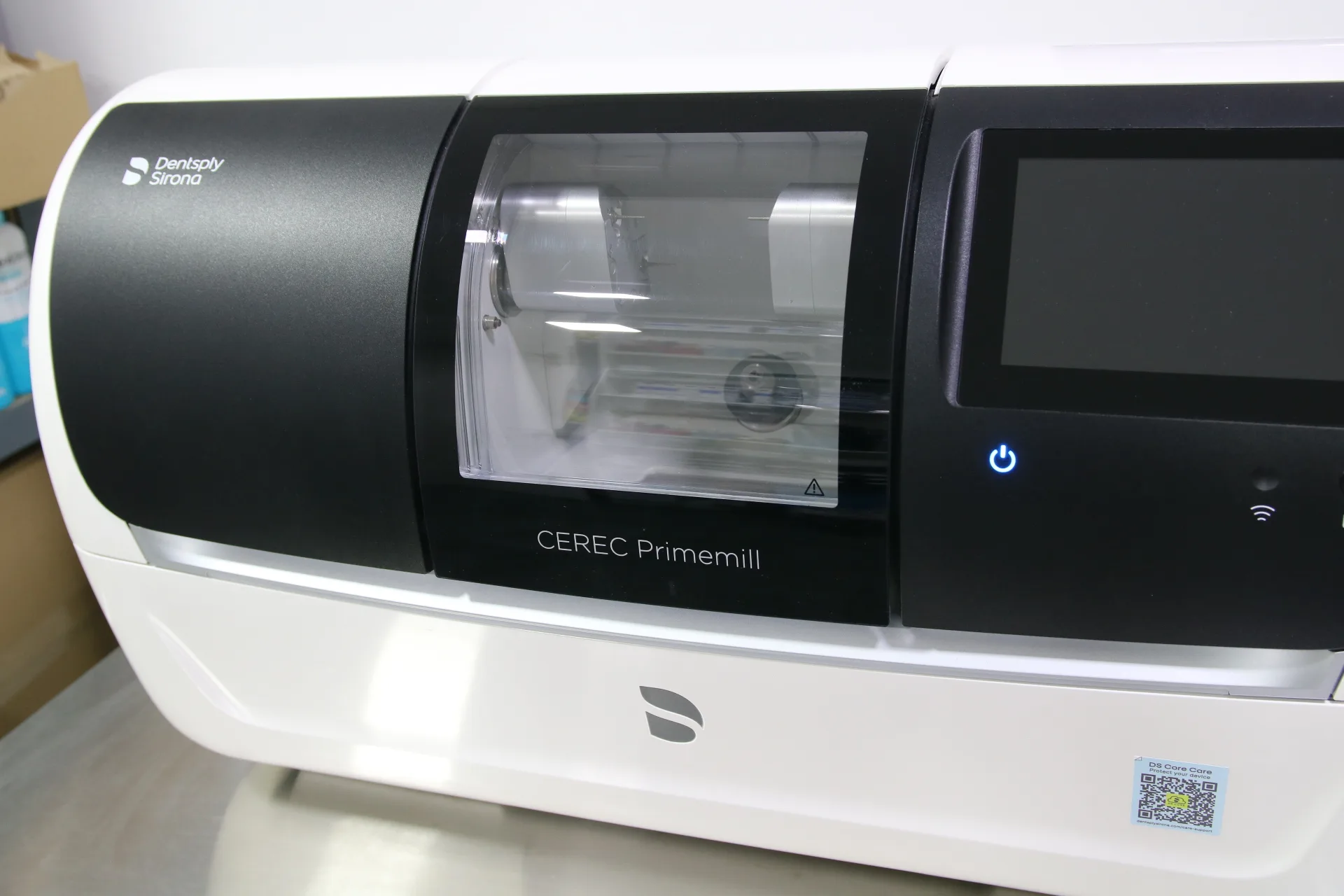 Máquina CEREC de fresado CAD/CAM para coronas dentales en PerioMax Alicante