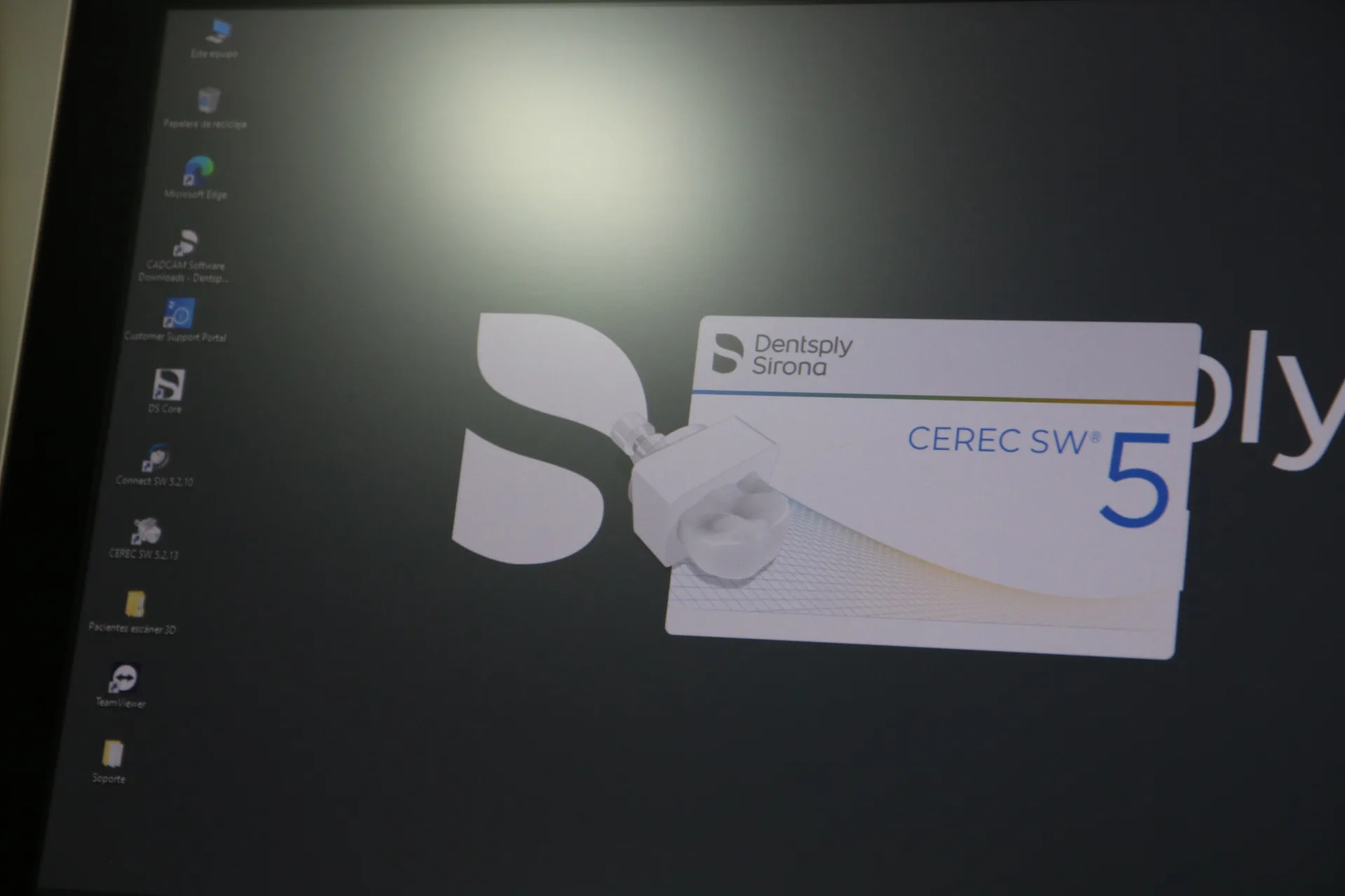 Tecnología digital CEREC en clínica PerioMax para diagnóstico y planificación dental avanzada