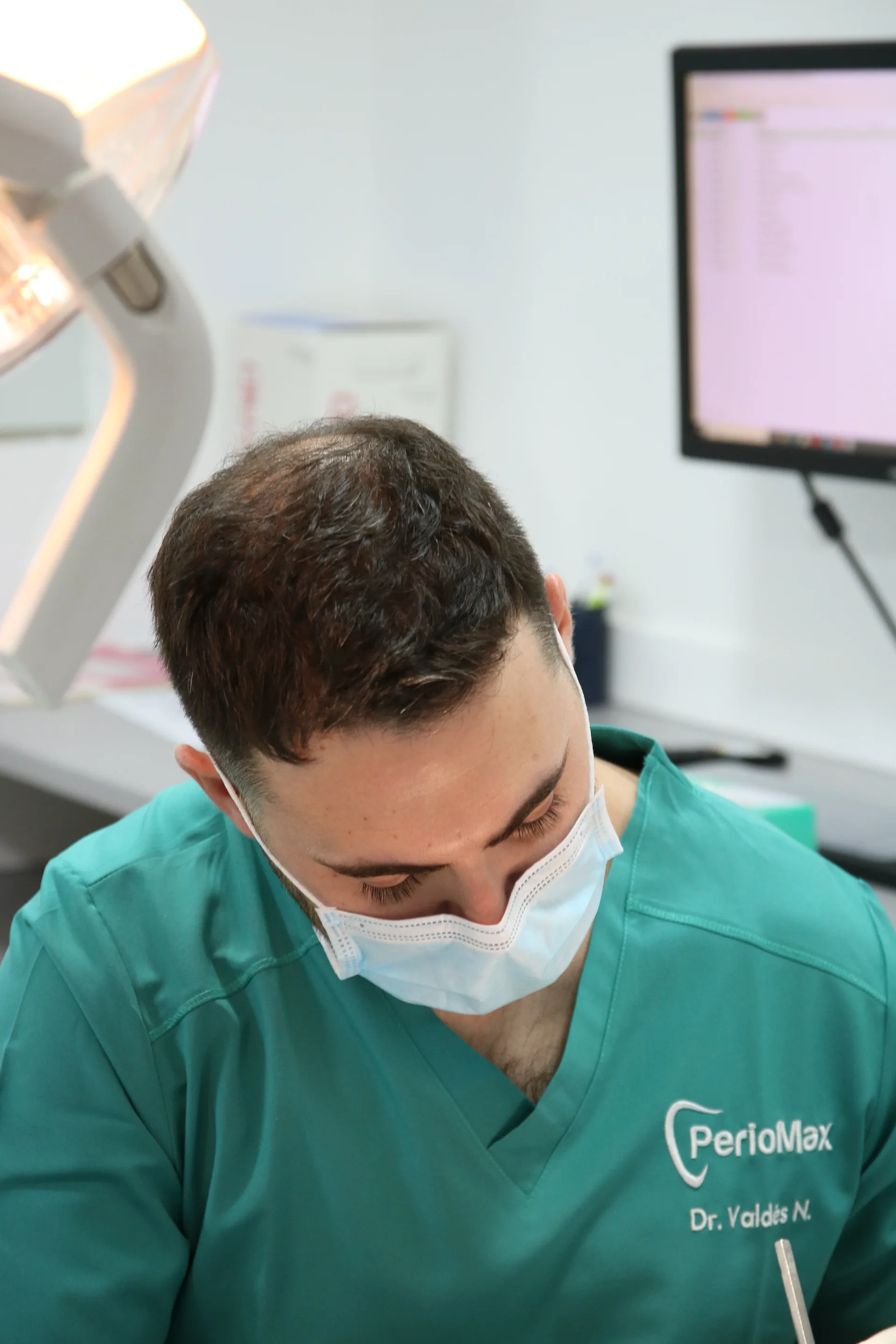 Exploración de encías en consulta periodontal PerioMax Alicante