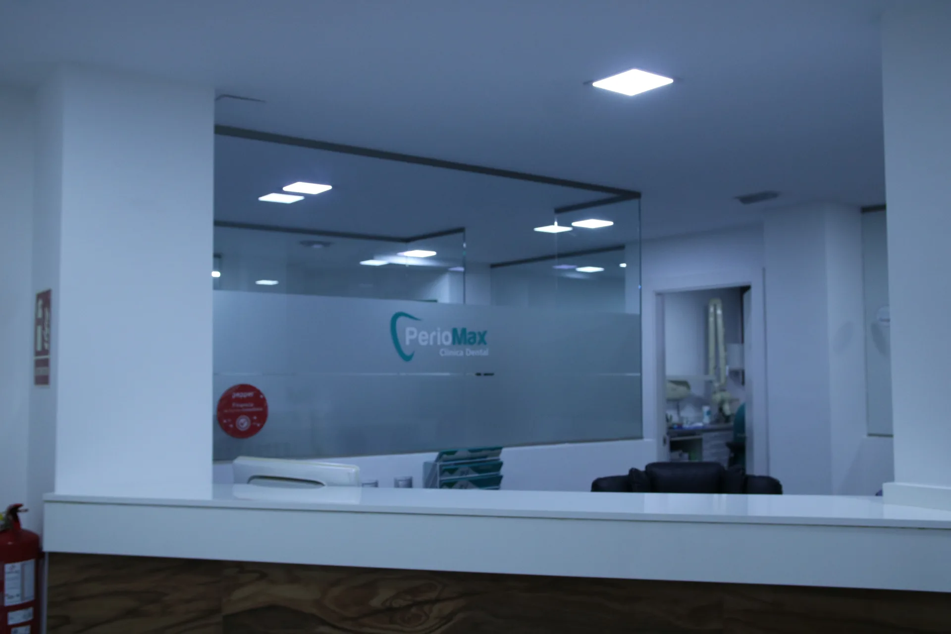 Equipo PerioMax trabajando en clínica