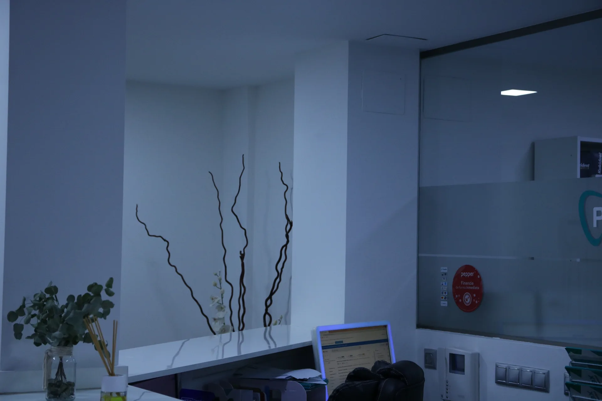 Dr. Valdés Navarro realizando exploración periodontal en PerioMax Alicante